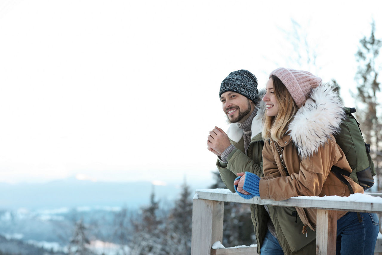 Una pareja al aire libre en invierno