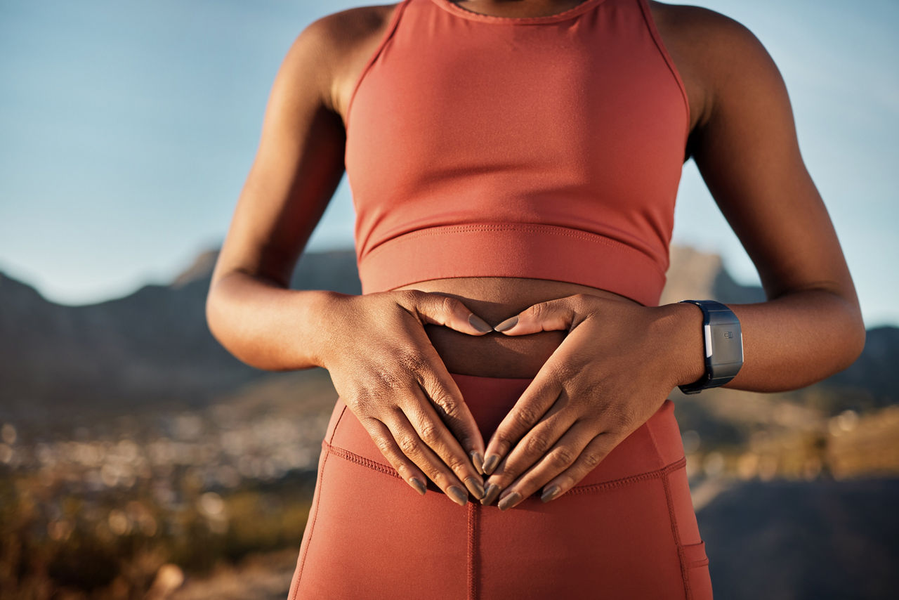 Una mujer caminando al aire libre