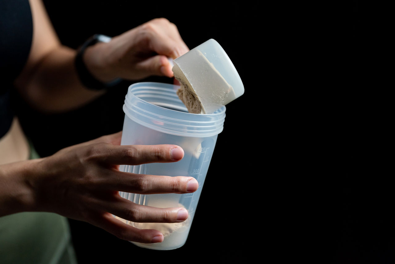 Una mujer haciendo un batido de proteínas
