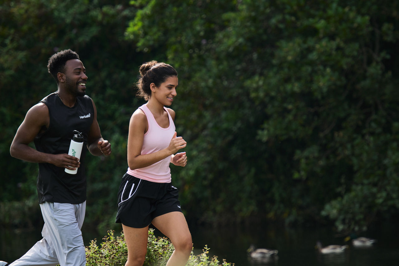 Amigos corriendo en el parque