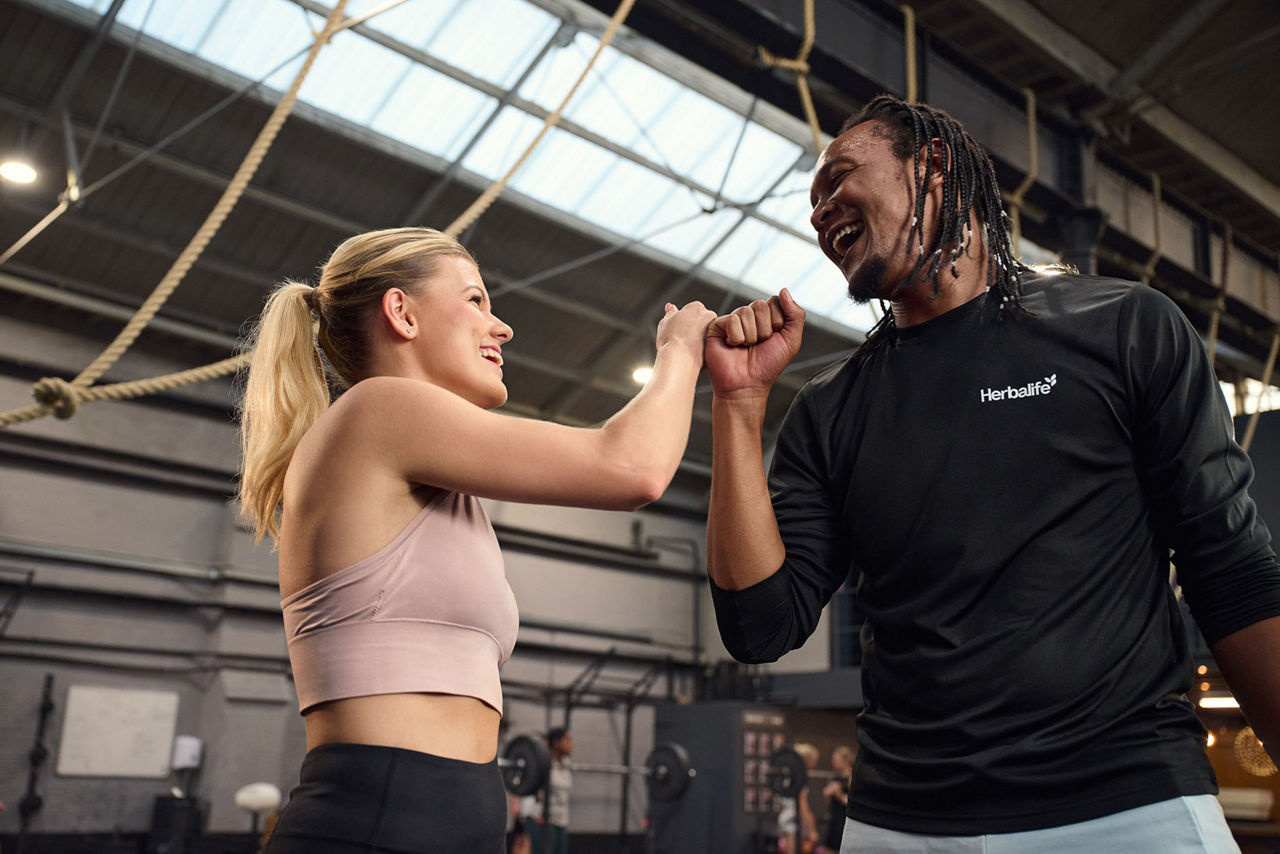Distribuidor liderando un entrenamiento de fitness de personas al aire libre