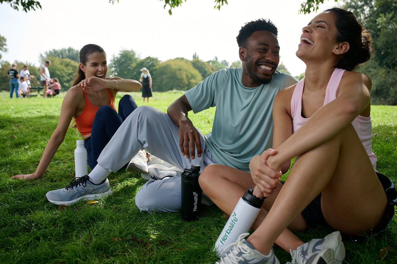Amigos relajándose en un parque